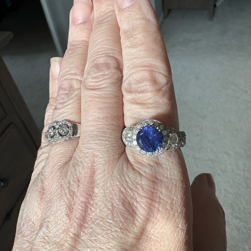 Elegant Tanzanite and Diamond ring in 14kwhite gold